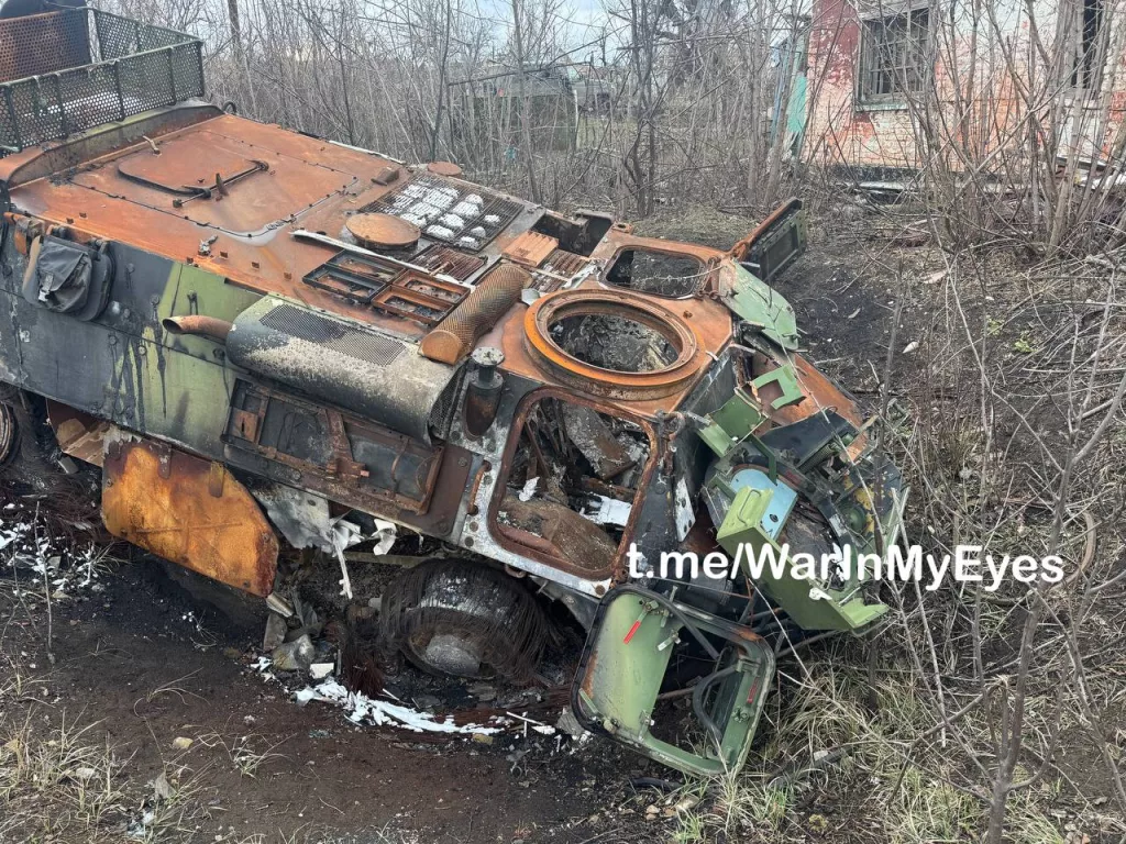 Застрявший в воронке от ФАБа и уничтоженный нашими войсками французский БТР VAB в городе Красногоровка, ДНР