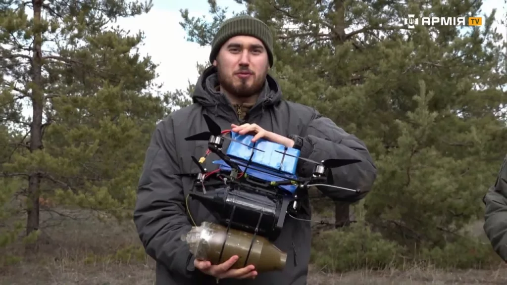 Украинский оптоволоконный FPV-дрон с основным зарядом от тандемной кумулятивной гранты ПГ-7ВР от РПГ-7