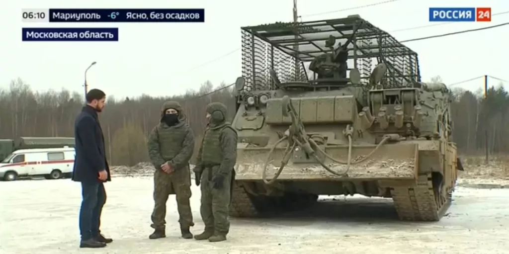 В репортаже о модернизации бронетехники на одном из полигонов в Московской области представлен редчайший зверь – БРЭМ-80  («Изделие 647») на базе танка Т-80У