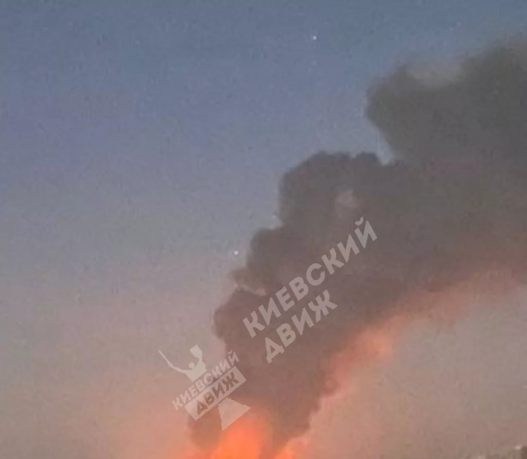 Ночью в Киеве горело здание крупного склада вследствие ракетного удара