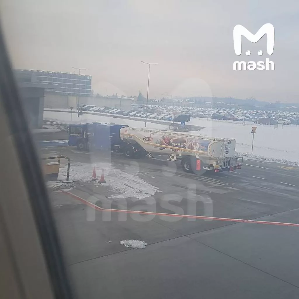 Самолёт с российскими туристами, летевший из Египта в Калининград, застрял в Польше без еды, воды и топлива. Борт экстренно сел в Познани, поляки отказываются давать топливо и выпускать самолёт