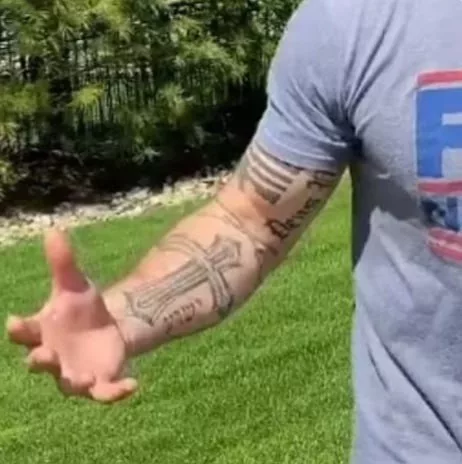 Интересные наколки у нового хозяина Пентагона Пита Хегсета