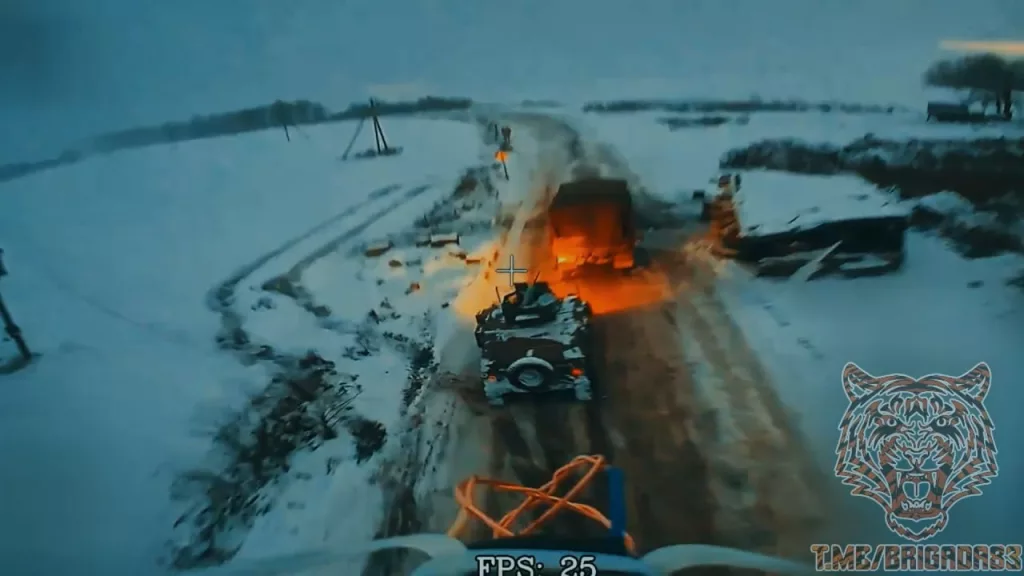 Поражение танка Leopard 2A6, КамАЗа и бронеавтомобиля HMWW украинской армии ударами FPV-дронов на оптоволокне, окрестности села Яблоновка Сумской области