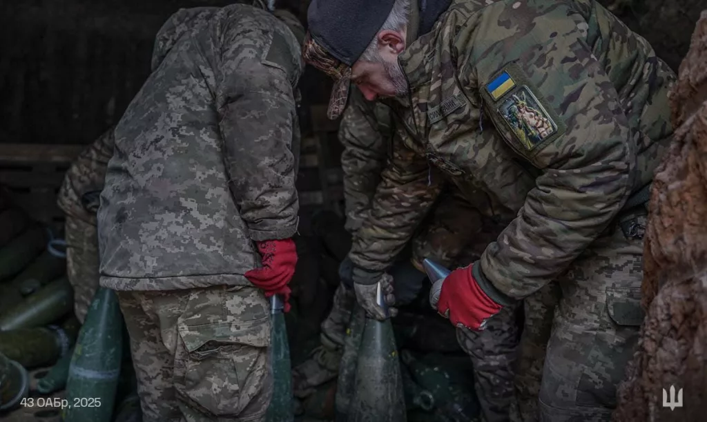 Похоже, стала ясна одна из причин, по которой противник порой размещает свои немецкие дальнобойные 155-мм САУ PzH 2000 близко к линии фронта, где те становятся легкой добычей даже для FPV-дронов