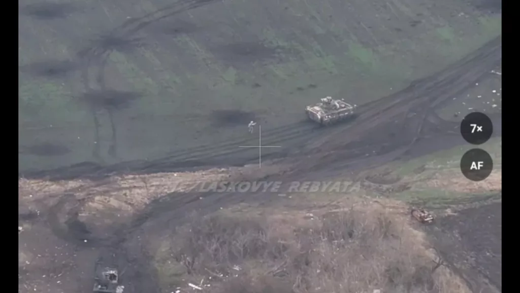 Момент прилета ракеты ПТРК в башню украинской БМП M2A2 Bradley во время ротации личного состава на передовой в поселке Надеждинка, юго-западнее Покровска