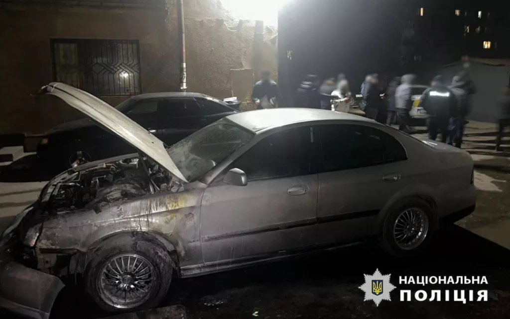 По подозрению в поджогах авто украинских военных, полиция Украины задержала 14 и 16-летних подростков