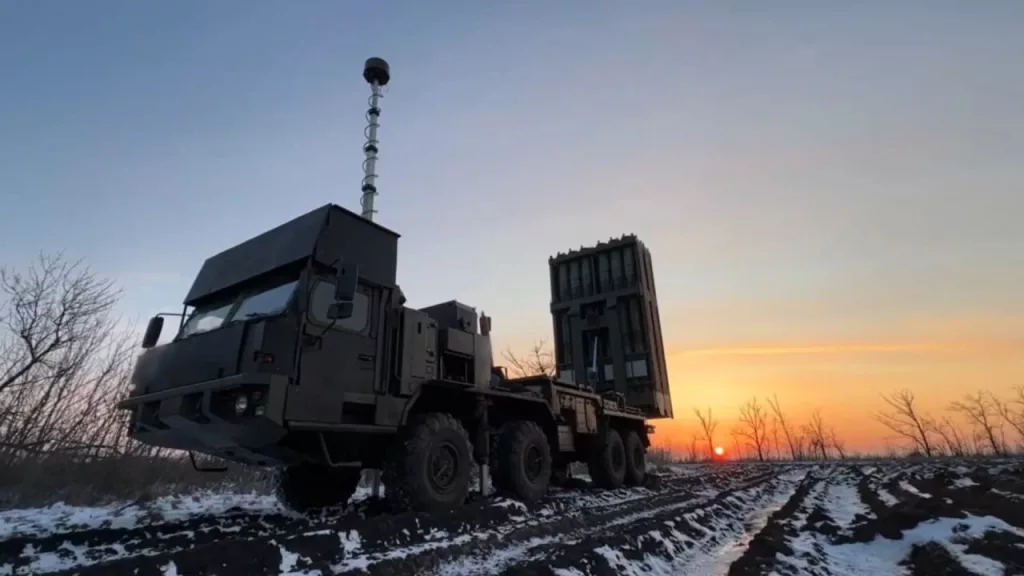 Редкий ЗРС средней дальности С-350 «Витязь» с кустарным дополнительным бронирование пусковой установки и кабины где-то в зоне СВО