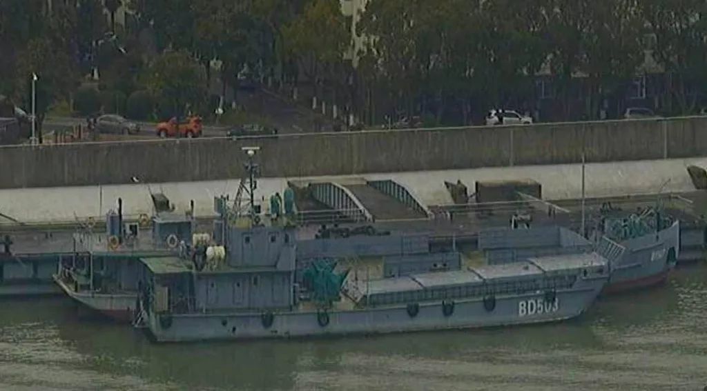 Пассажир судна сделал серию фото действующих и строящихся кораблей ВМС НОАК и Береговой охраны в Шанхае