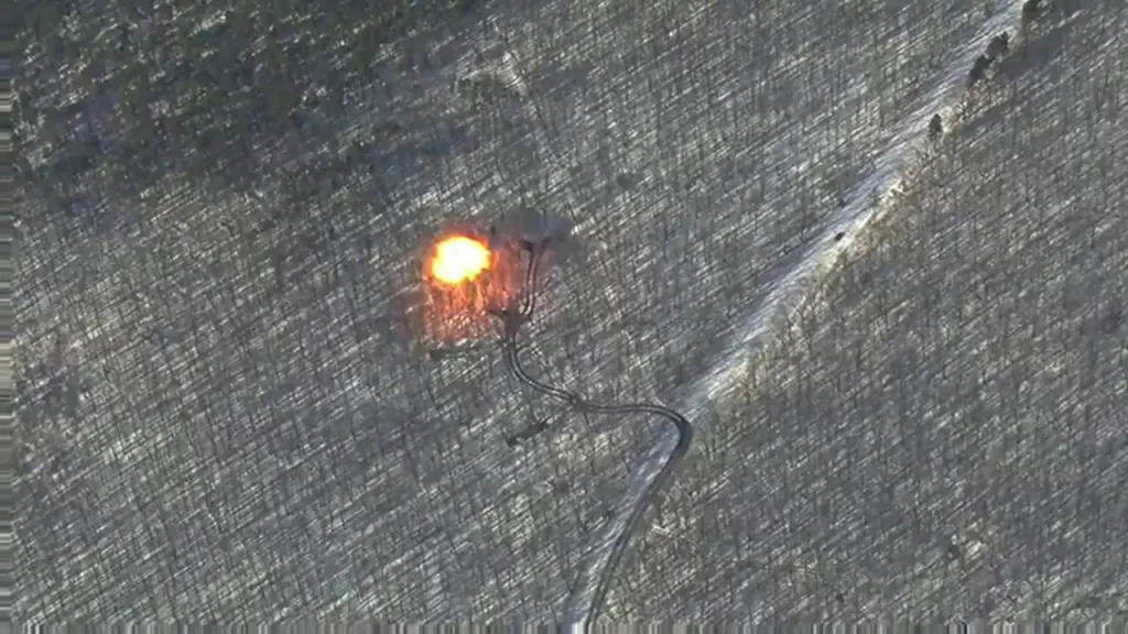 Красивое уничтожение пусковой установки ЗРК С-300ПС украинской армии прилетом "Искандера" в лесу между селами Великий Бобрик и Малый Бобрик, Сумская область