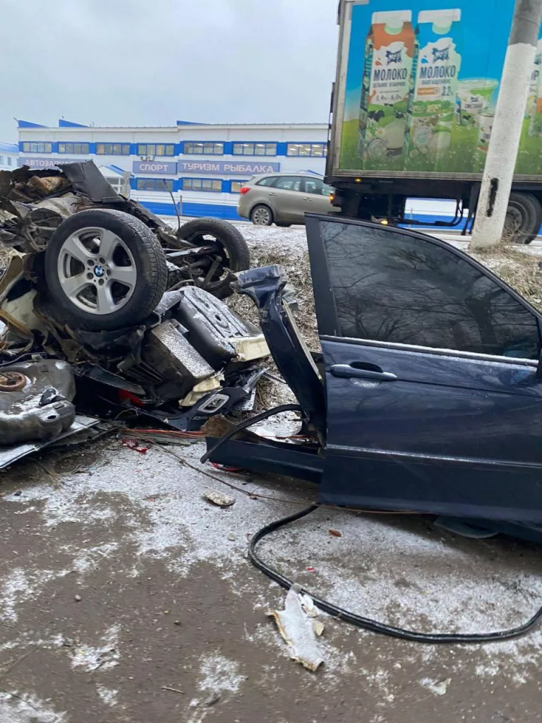 Машину разорвало пополам на Симферопольском шоссе в Московской области. BMW вылетела с трассы и врезалась в столб