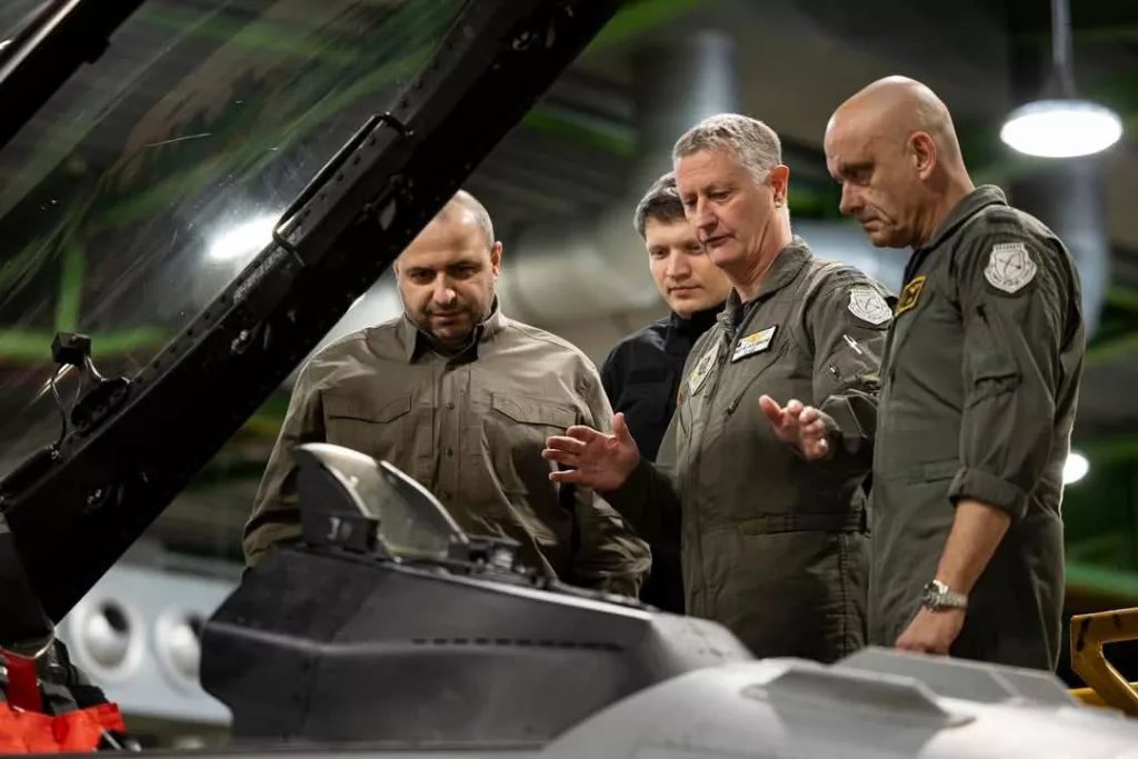 Министр обороны Нидерландов Рубен Брекельманс заявил, что ВВС Нидерландов подготовят 26 военнослужащих ВСУ в качестве старших механиков истребителей F-16