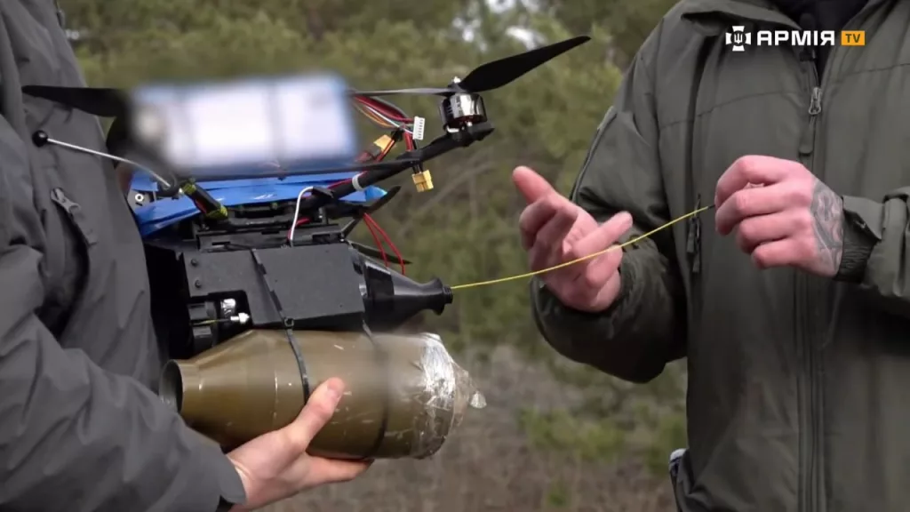 Украинский оптоволоконный FPV-дрон с основным зарядом от тандемной кумулятивной гранты ПГ-7ВР от РПГ-7