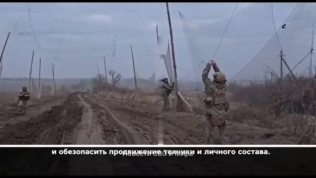 Двухкилометровый тоннель из сеток натянули вдоль дороги Бахмут-Часов Яр для защиты логистической артерии от налетов украинских FPV-дронов