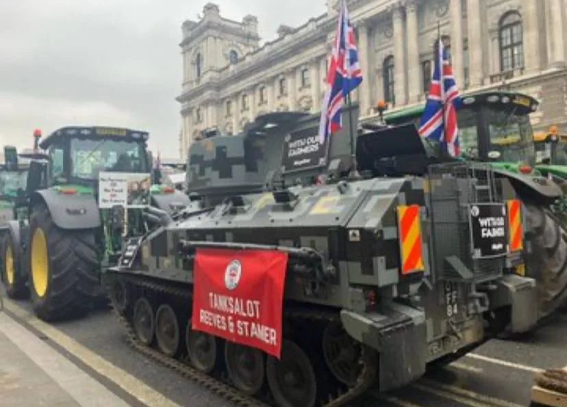 Танки перекрыли центр Лондона в знак протеста против «налога на смерть»