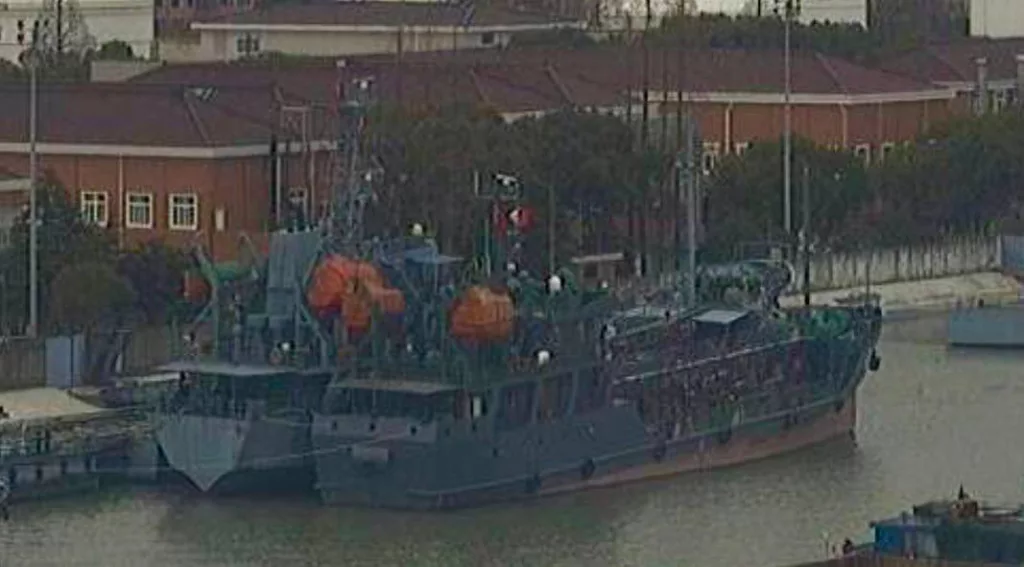 Пассажир судна сделал серию фото действующих и строящихся кораблей ВМС НОАК и Береговой охраны в Шанхае