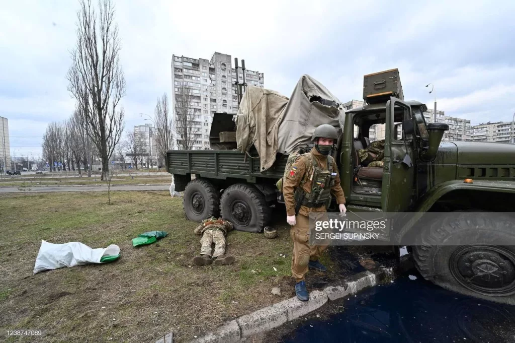 В результате массовой раздачи оружия населению, а также благодаря выдуманной замминистром обороны Украины Анной Маляр истории про "российских диверсантов", 25.02.2022 года в Киеве прошла целая череда массовых расстрелов отступающих из Гостомеля украинских солдат
