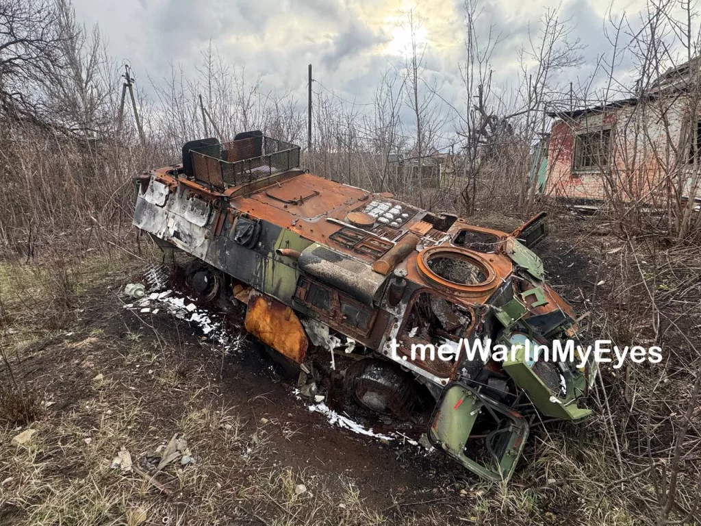 Застрявший в воронке от ФАБа и уничтоженный нашими войсками французский БТР VAB в городе Красногоровка, ДНР
