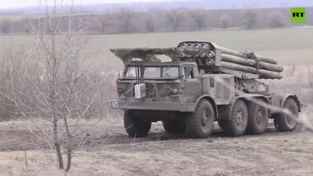 Боевая машина 9П140 РСЗО 9К57 «Ураган» со станцией РЭБ на носу группировки войск «Восток» на Южно-Донецком направлении