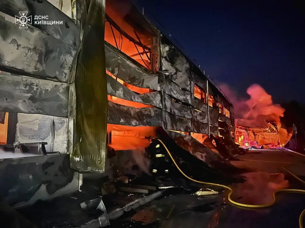 Ночью "Герани" уничтожили крупный склад в районе Фастова. Титаны ППО посчитали себя выше всего этого