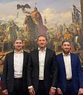 Какая прелесть. Оказывается в кабинете зампредседателя ДУМ РФ висит картина с русскими князьями, умирающими под настилом, на котором пируют ордынцы