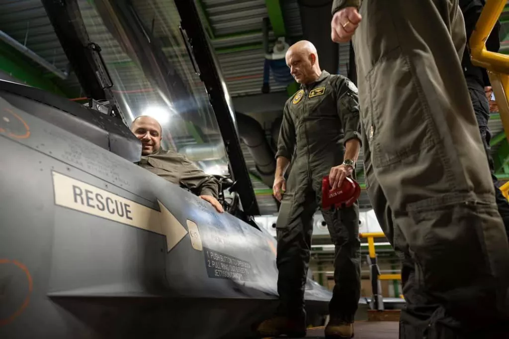 Министр обороны Нидерландов Рубен Брекельманс заявил, что ВВС Нидерландов подготовят 26 военнослужащих ВСУ в качестве старших механиков истребителей F-16