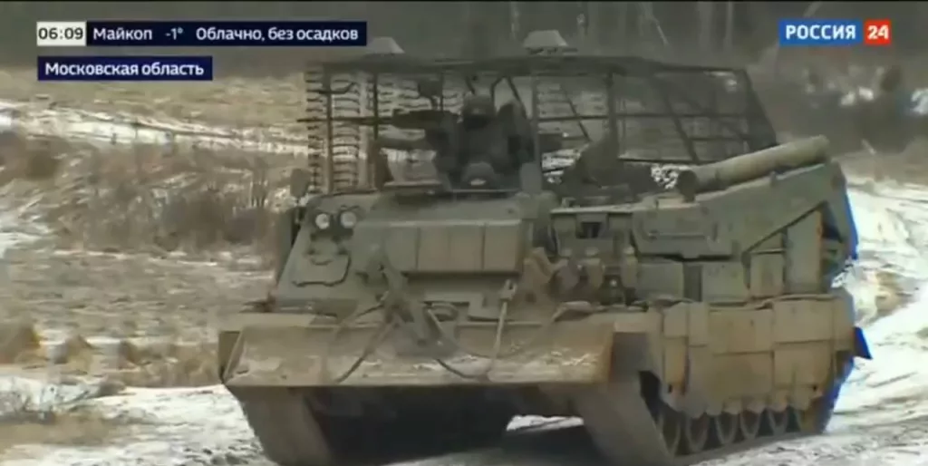 В репортаже о модернизации бронетехники на одном из полигонов в Московской области представлен редчайший зверь – БРЭМ-80  («Изделие 647») на базе танка Т-80У
