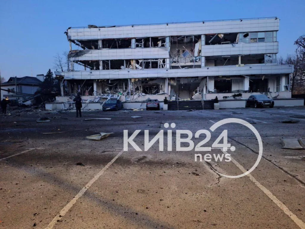 Кадры последствий массированного ракетного удара по объектам в Киеве и области