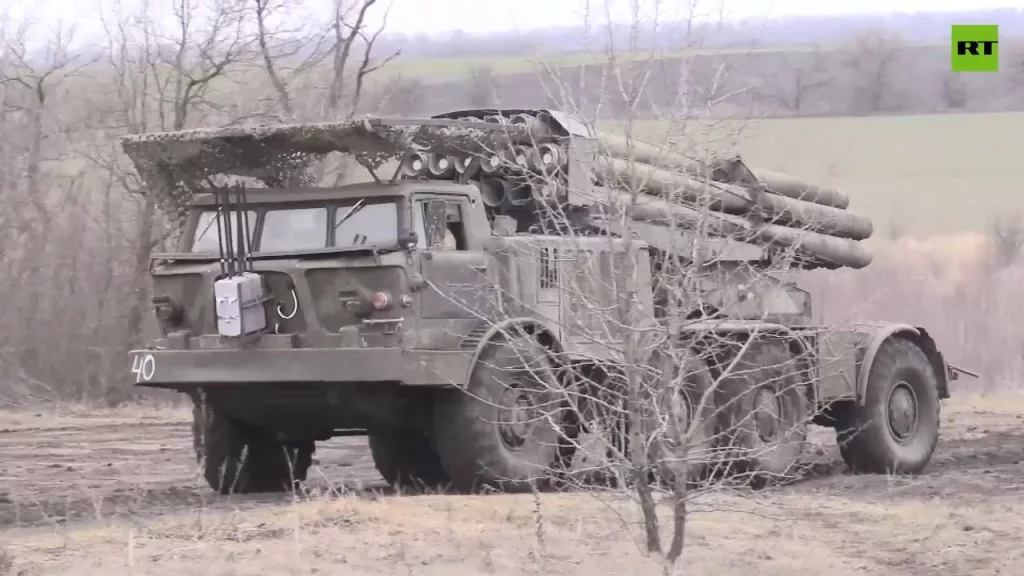 Боевая машина 9П140 РСЗО 9К57 «Ураган» со станцией РЭБ на носу группировки войск «Восток» на Южно-Донецком направлении