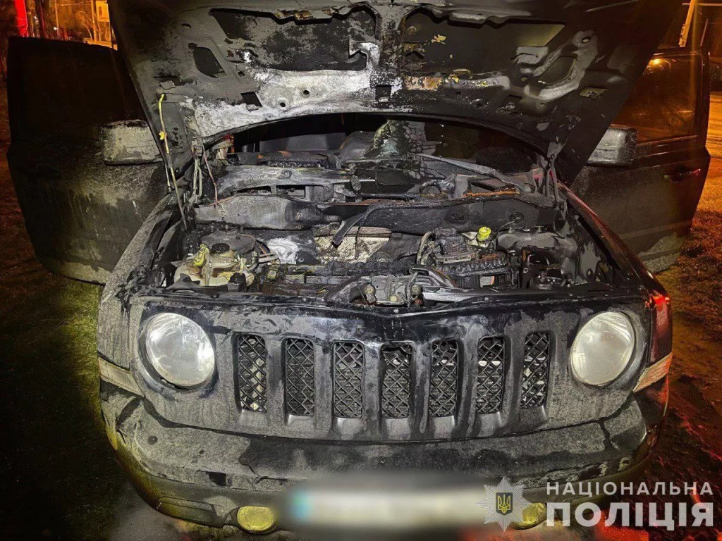 По подозрению в поджогах авто украинских военных, полиция Украины задержала 14 и 16-летних подростков