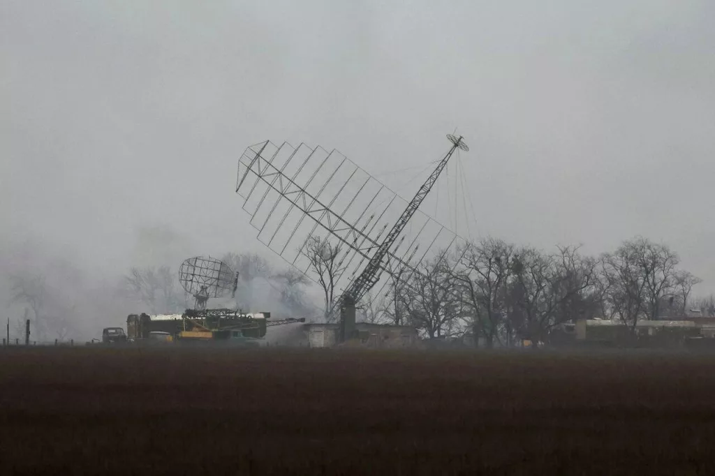 Уничтоженный радиолокационный пост 2323-го радиотехнического батальона (в/ч А2109) 164-й радиотехнической Слободской бригады ПВО ВСУ (в/ч А1451) в г. Мариуполь. 24.02.2022