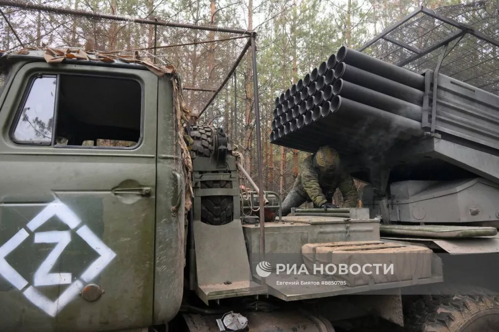 Боевая работа расчёта РСЗО 9К51 «Град» 25-й общевойсковой армии группировки войск «Запад» в Серебрянском лесничестве на Краснолиманском направлении