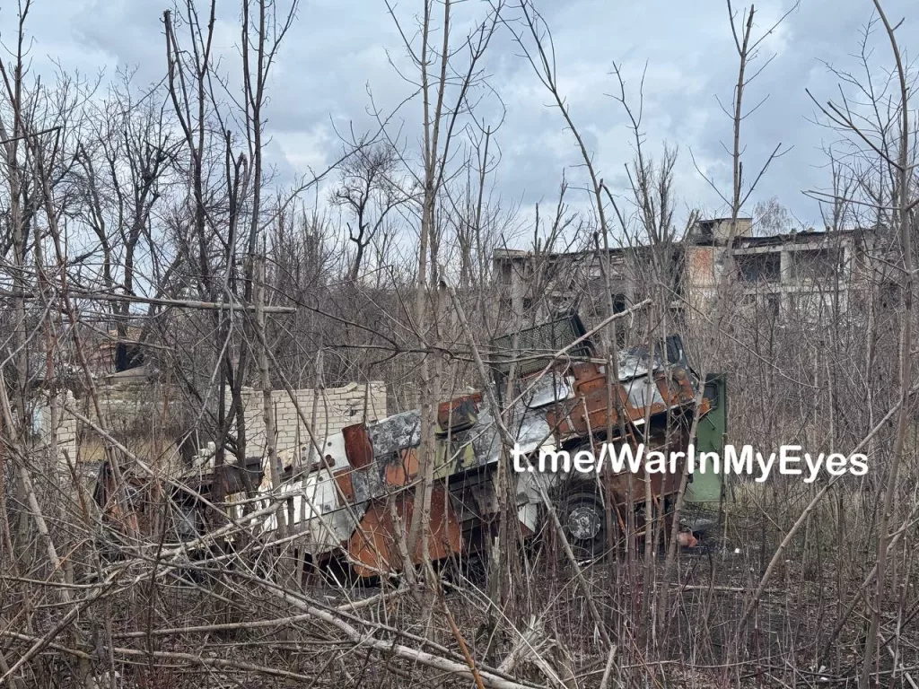 Застрявший в воронке от ФАБа и уничтоженный нашими войсками французский БТР VAB в городе Красногоровка, ДНР