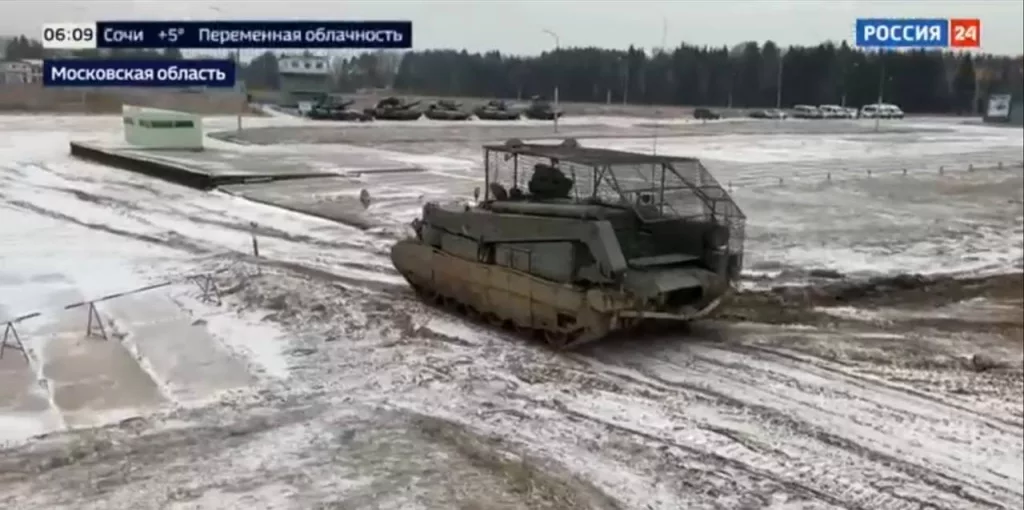 В репортаже о модернизации бронетехники на одном из полигонов в Московской области представлен редчайший зверь – БРЭМ-80  («Изделие 647») на базе танка Т-80У