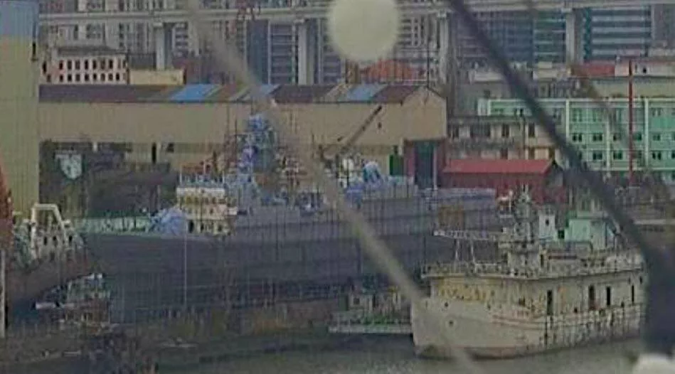 Пассажир судна сделал серию фото действующих и строящихся кораблей ВМС НОАК и Береговой охраны в Шанхае