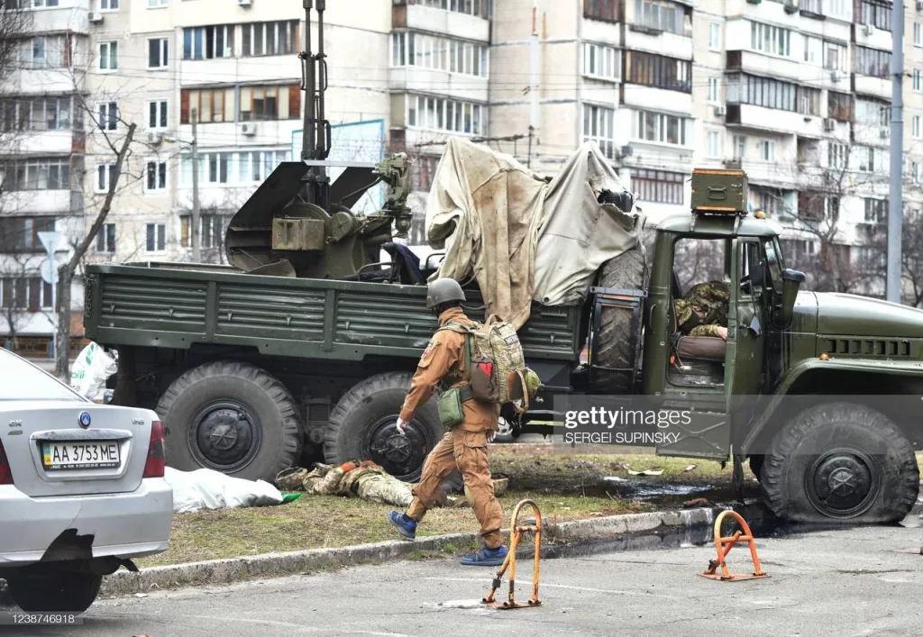 В результате массовой раздачи оружия населению, а также благодаря выдуманной замминистром обороны Украины Анной Маляр истории про "российских диверсантов", 25.02.2022 года в Киеве прошла целая череда массовых расстрелов отступающих из Гостомеля украинских солдат