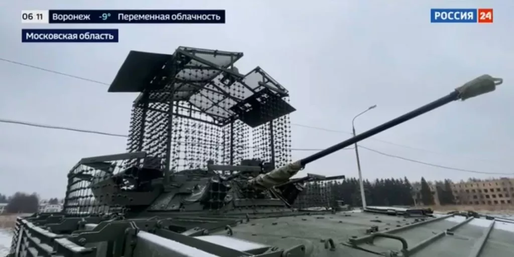 В репортаже о модернизации бронетехники на одном из полигонов в Московской области представлен редчайший зверь – БРЭМ-80  («Изделие 647») на базе танка Т-80У