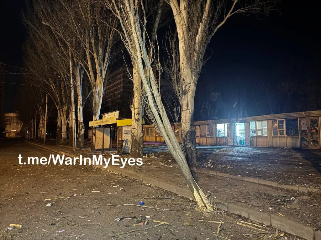 Последствия ночной вражеской атаки БПЛА самолетного типа по Шахтерской площади в Киевском районе Донецка