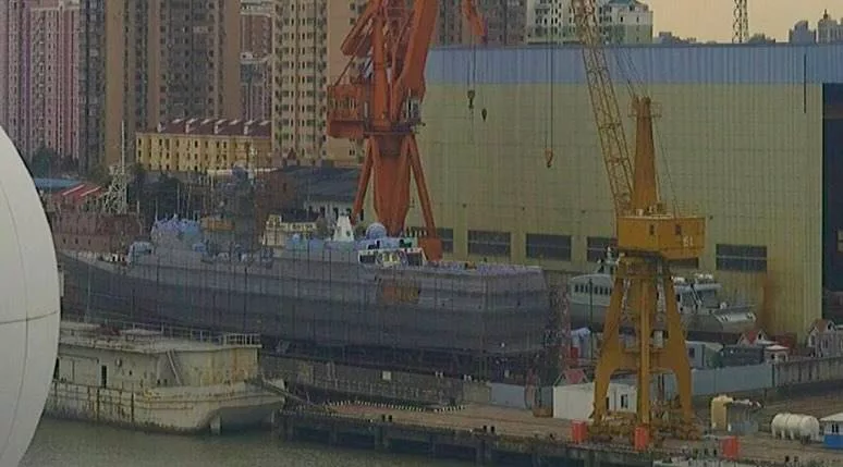 Пассажир судна сделал серию фото действующих и строящихся кораблей ВМС НОАК и Береговой охраны в Шанхае