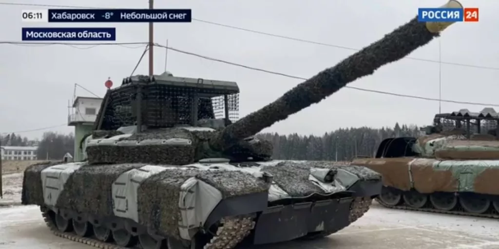 В репортаже о модернизации бронетехники на одном из полигонов в Московской области представлен редчайший зверь – БРЭМ-80  («Изделие 647») на базе танка Т-80У