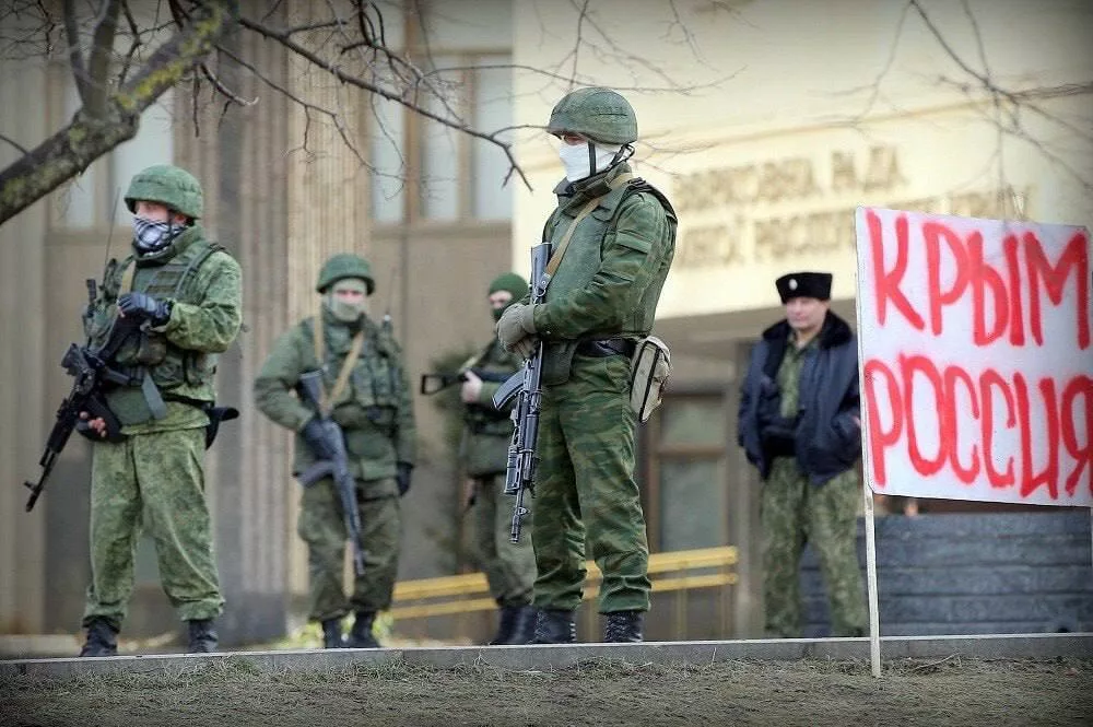 Те самые известные всему миру "вежливые люди" на улицах Крыма 11 лет назад весной 2014 года