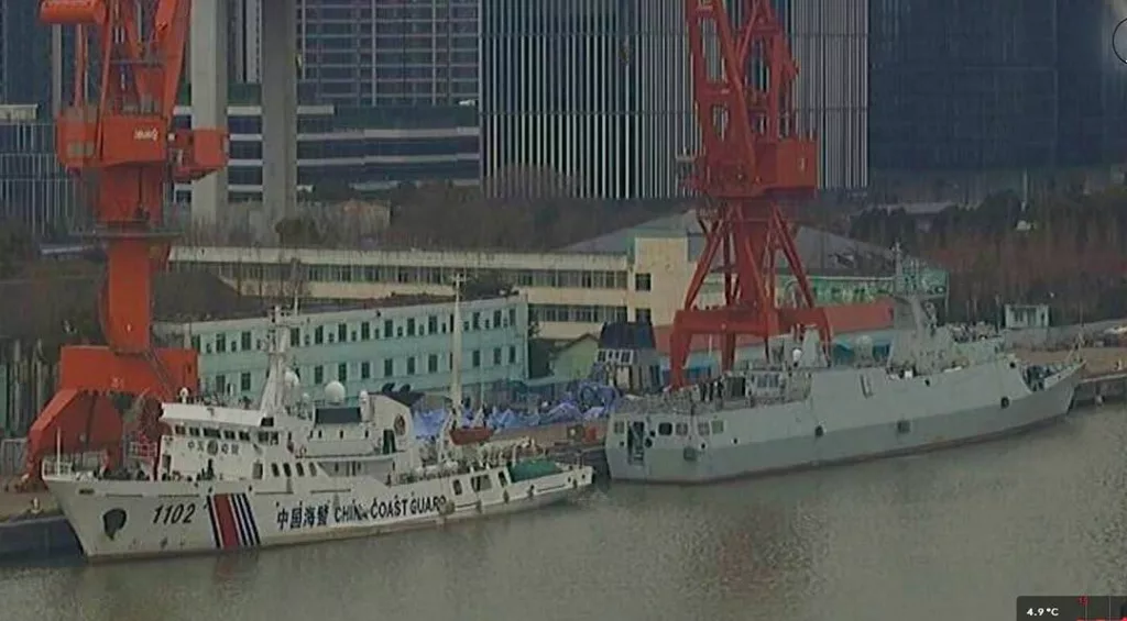 Пассажир судна сделал серию фото действующих и строящихся кораблей ВМС НОАК и Береговой охраны в Шанхае