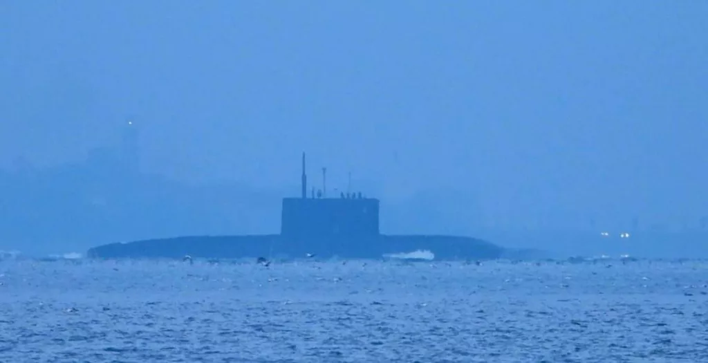 Большая подводная лодка  проекта 06363 в сопровождении спасательного морского буксира «Евгений Чуров» сегодня вышла из Балтийского моря