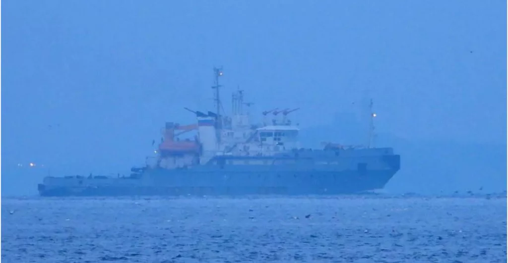 Большая подводная лодка  проекта 06363 в сопровождении спасательного морского буксира «Евгений Чуров» сегодня вышла из Балтийского моря