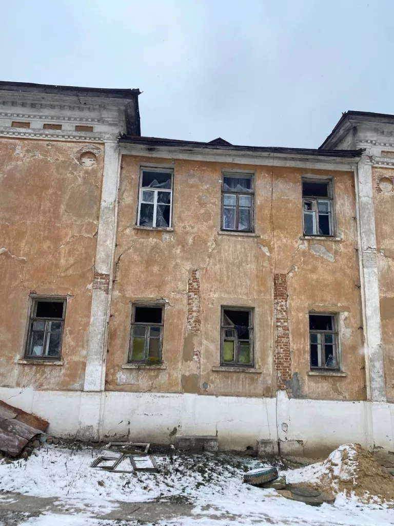 Курская область. Снова удары ВСУ по Рыльску. Врио Губернатора:  Сегодня утром два беспилотника нанесли удары по городу Рыльску. К счастью, обошлось без пострадавших