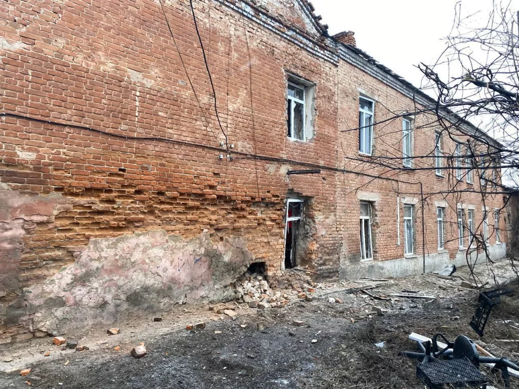 Курская область. Снова удары ВСУ по Рыльску. Врио Губернатора:  Сегодня утром два беспилотника нанесли удары по городу Рыльску. К счастью, обошлось без пострадавших