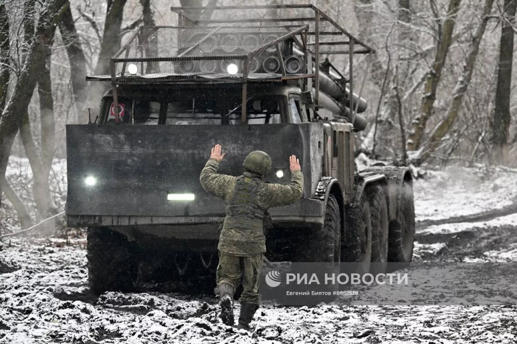 Процесс заряжания БМ 9П140 из ТЗМ 9T452 РСЗО 9К57 «Ураган» группировки войск «Центр» на Покровском (Красноармейском) направлении