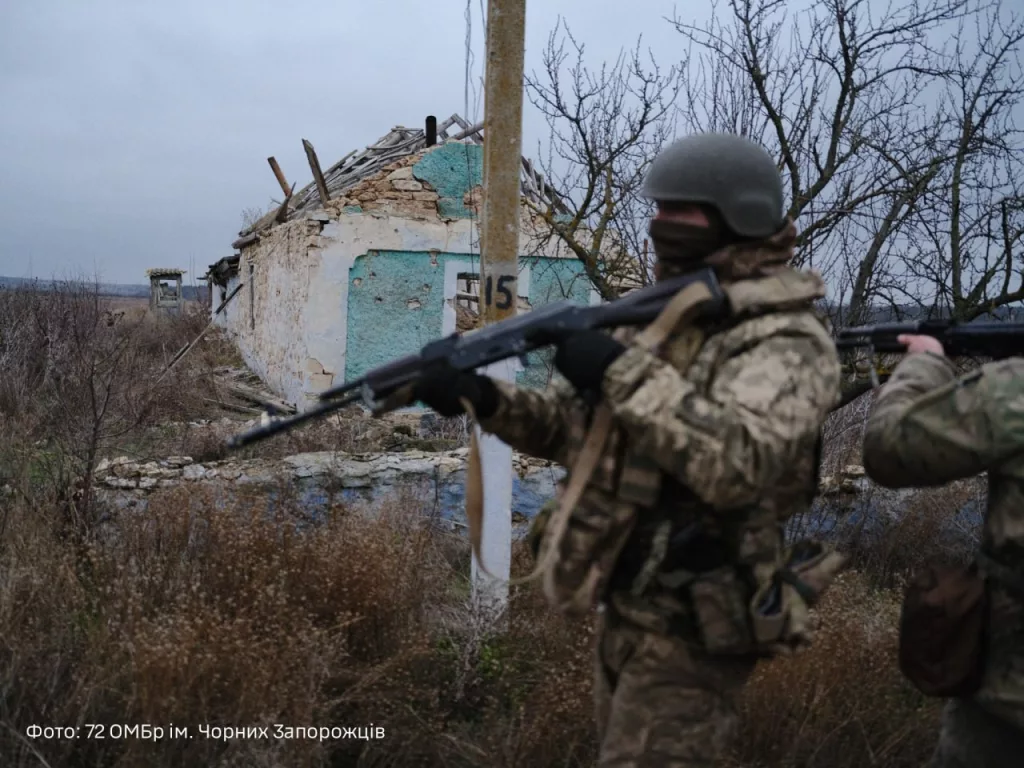 Свежее пополнение 72-й мехбригады ВСУ, утратившей боеспособность после боев за Угледар, проводит тренировки в Херсонской области вместе с закованным в антидроновую клетку БТР-80