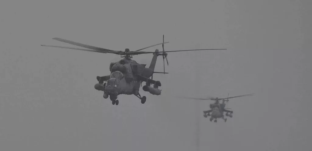 25.02.2022. Ми-35М ВКС РФ сопровождают одну из колонн на Херсонском направлении