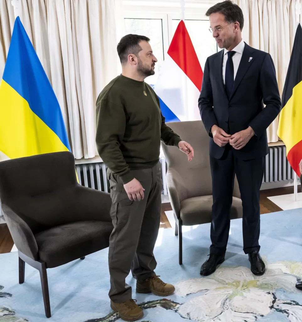 В штаб-квартире НАТО все больше задумываются о смене власти на Украине, сообщила Служба внешней разведки России