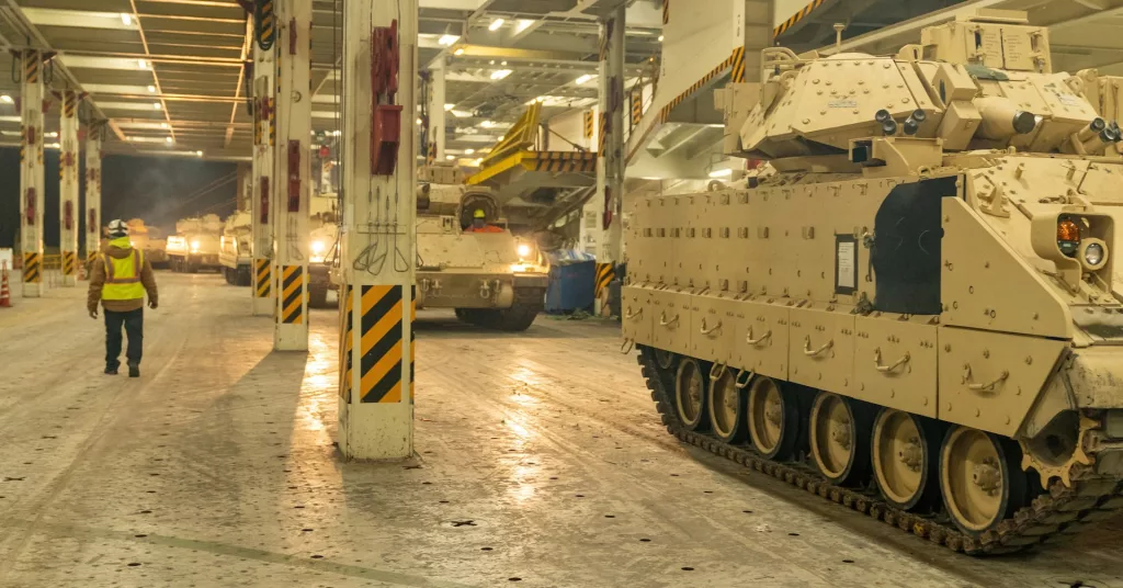 На фоне первых решений администрации Трампа о сокращении зарубежной помощи внезапно появились сведения, что Белый дом тайно возобновил поставки оружия на Украину